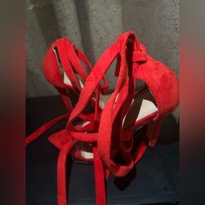 I’m selling these brand new heels, unfortunately they do not have a tag,not used